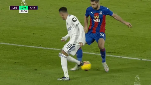 Gran caño de Raphinha sobre Gary Cahill.