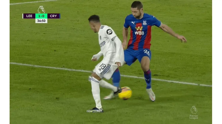 Gran caño de Raphinha sobre Gary Cahill.