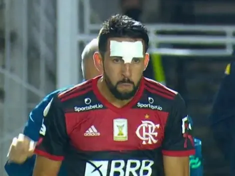 El complicado partido de Isla: Lo pisaron y se equivoca en gol