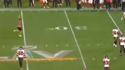 Momento exacto donde el hombre invade el campo de juego