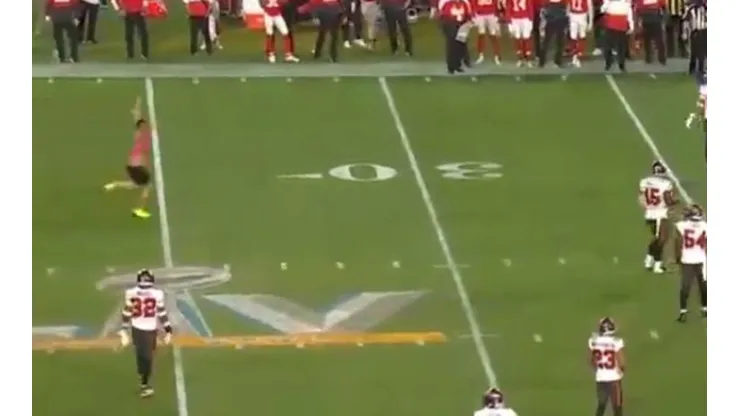 Momento exacto donde el hombre invade el campo de juego
