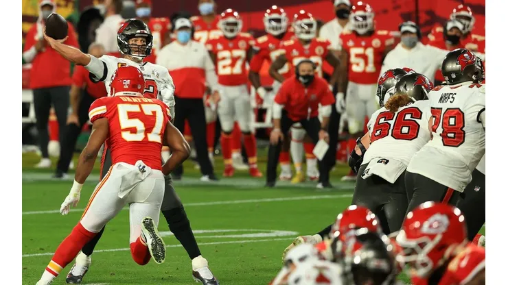 Tampa Bay Buccaneers y Kansas City Chiefs protagonizan una nueva versión del Super Bowl LV 2021 en Tampa, Florida. La ventaja hasta el medio tiempo la tienen los Buccaneers.