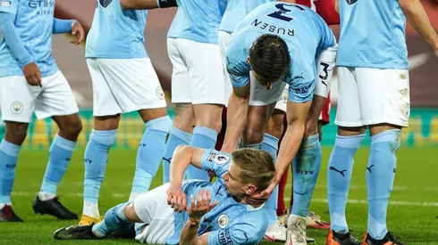 Zinchenko es arrastrado por por Ruben Dias