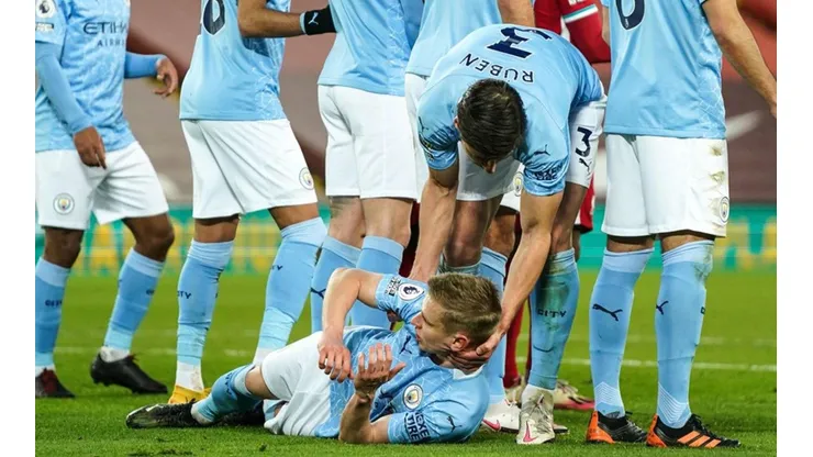 Zinchenko es arrastrado por por Ruben Dias