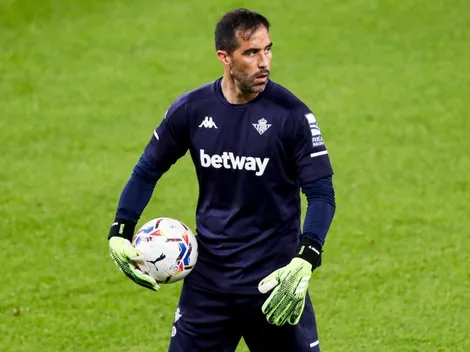 Bravo entrena normal pero queda fuera de la nómina vs Barça