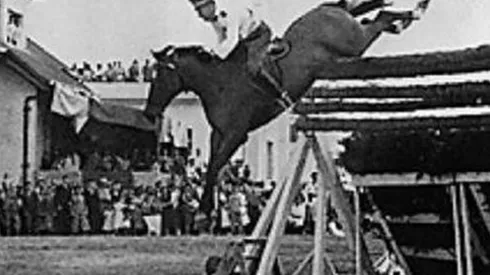 Huaso y Alfredo Larraguibel vuelan por los cielos de Viña del Mar en 1949