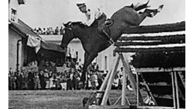 Huaso y Alfredo Larraguibel vuelan por los cielos de Viña del Mar en 1949