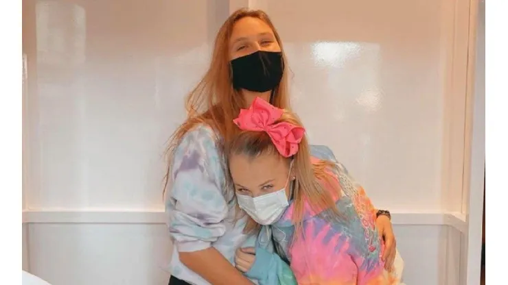 Jojo Siwa cuenta como su novia la ha ayudado a aceptarse