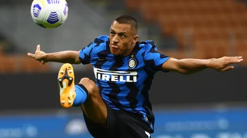 Alexis Sánchez y Arturo Vidal se ven las caras contra Erick Pulgar.