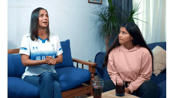Katty Kowałeczko personifica a la orgullosa mamá de UC que le explica a su hija qué es ser cruzada de corazón.