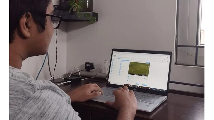 Ashwin Raman analizando futbolistas en su compu
