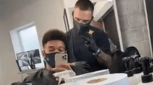 Joelinton siendo atendido por Baxter en la peluquería