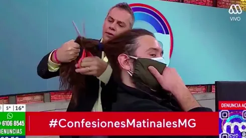 El momento en que José Miguel Viñuela le cortó el pelo al camarógrafo José Miranda, en medio de "Mucho Gusto".