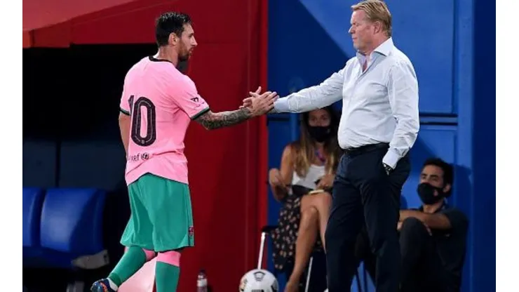 Lionel Messi y Ronald Koeman en un fraterno saludo