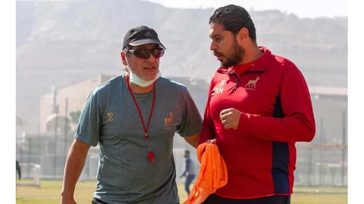 Mario Salas ya trabaja con los jugadores en Egipto