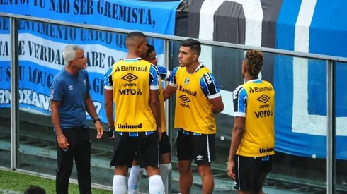 César Pinares y el momento de la polémica en el duelo de Gremio contra Santos.