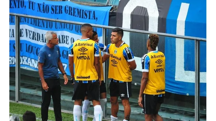 César Pinares y el momento de la polémica en el duelo de Gremio contra Santos.