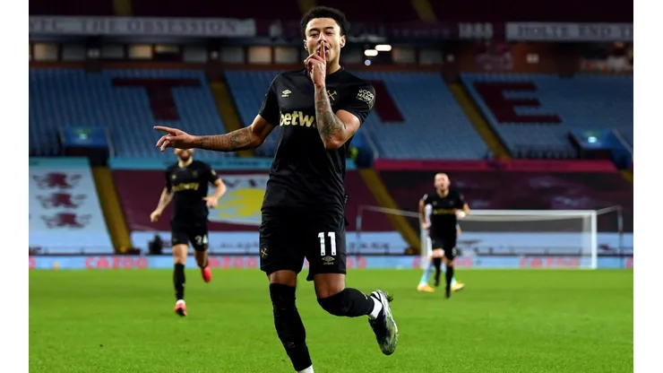Lingar celebra su doblete frente al Aston Villa