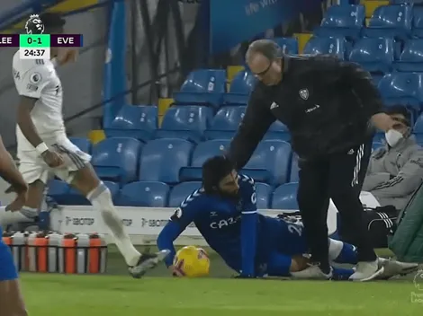 André Gomes se resbala y casi se lleva puesto a Marcelo Bielsa