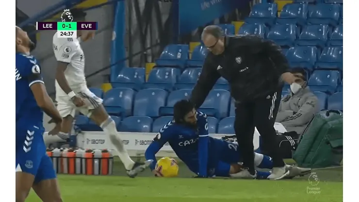 Marcelo Bielsa reacciona a tiempo para no caer