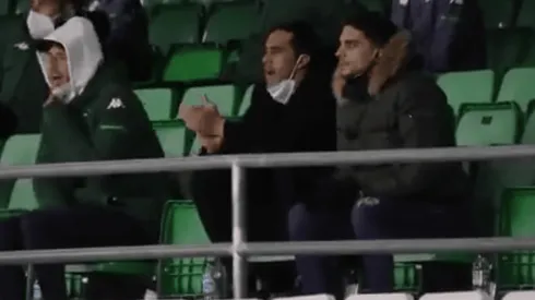 Bravo alienta a sus compañeros pese a su lesión