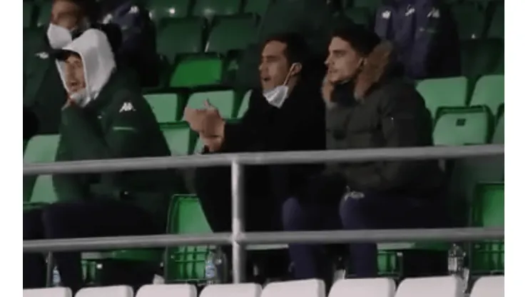 Bravo alienta a sus compañeros pese a su lesión