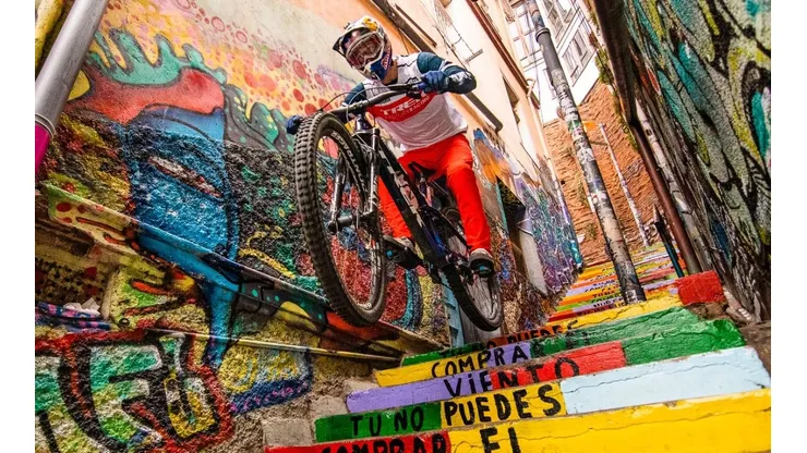 Red Bull TV transmitirá en vivo todos los detalles de Red Bull Monserrate Cerro Abajo, el descenso urbano más largo del mundo.