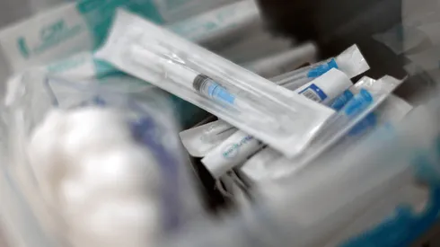 No podrán vacunarse mujeres embarazadas, en periodo de lactancia, personas con anaflaxia y menores de 16 años.