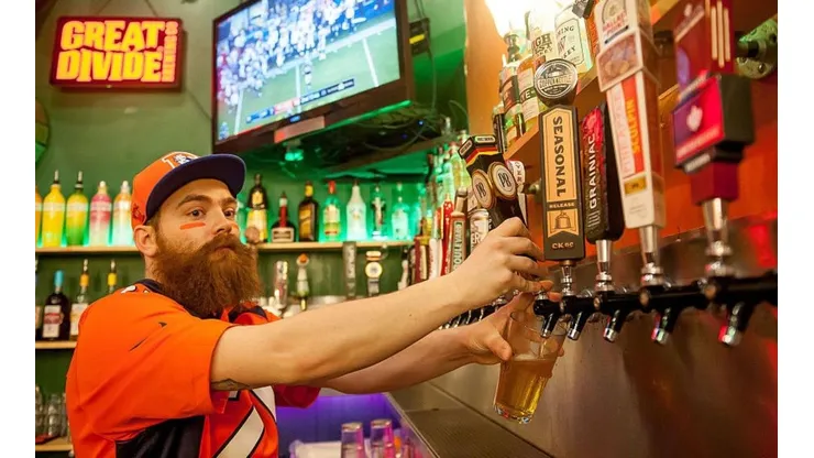 La cerveza es el producto que más se consume durante el Super Bowl.