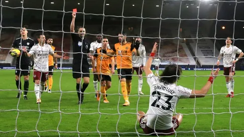El árbitro le saca la tarjeta roja a David Luiz