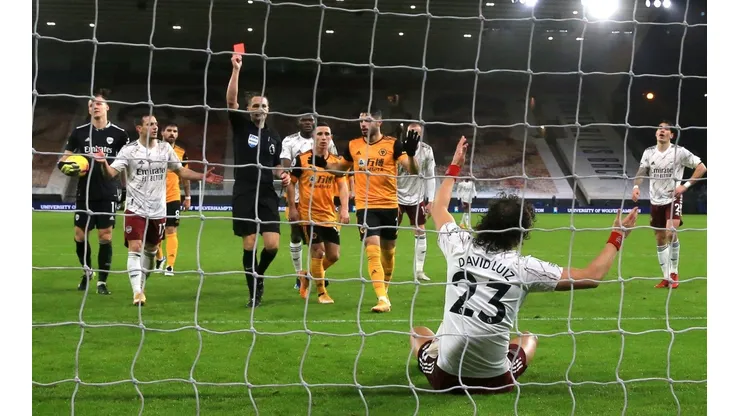 El árbitro le saca la tarjeta roja a David Luiz