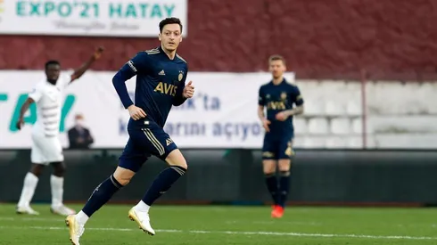 Mesut Özil hizo su debut oficial en el fútbol de Turquía.