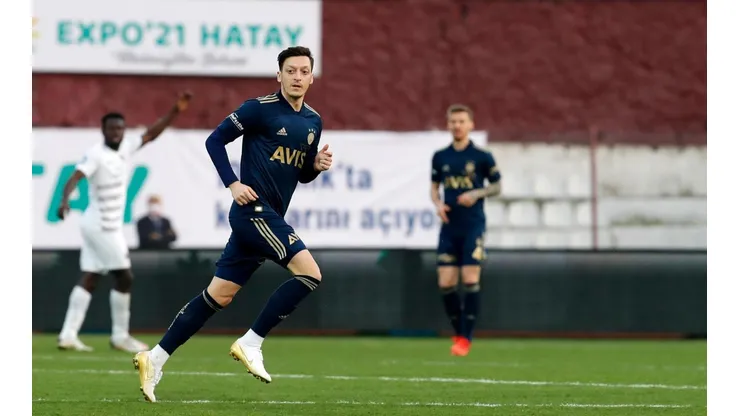 Mesut Özil hizo su debut oficial en el fútbol de Turquía.