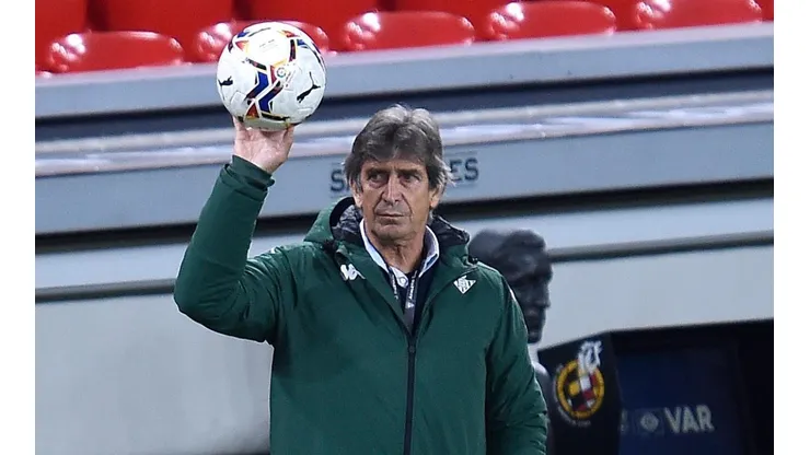 Manuel Pellegrini en la banca del Betis