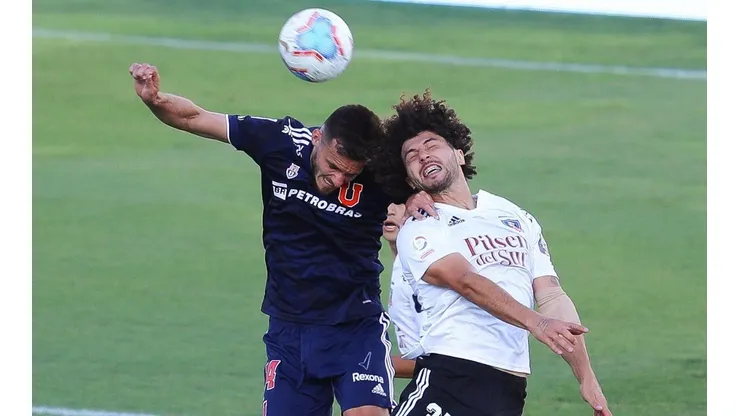 Luis del Pino Mago disputa el balón con Maxi Falcón