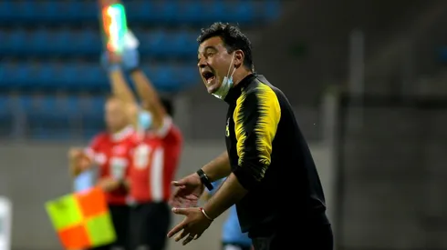 Juan José Ribera en el borde de la cancha frente a Iquique