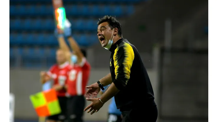 Juan José Ribera en el borde de la cancha frente a Iquique