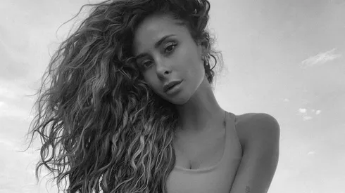 Cami GallardO posando en las playas de Miami.