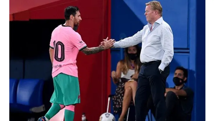 Lionel Messi y Ronal Koeman se saludan luego del primer partido de la temporada