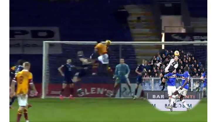 El golazo de Bevis Mugabi que supera el récord imposible de Cristiano Ronaldo.