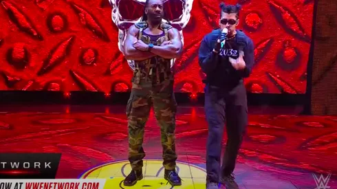 Bad Bunny junto a Booker T en el escenario de la WWE.