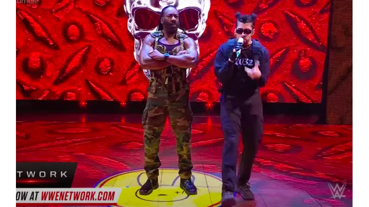 Bad Bunny junto a Booker T en el escenario de la WWE.