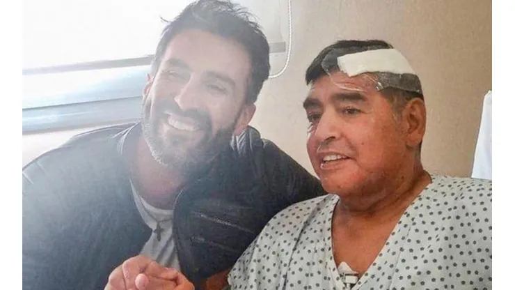 Luque junto a Maradona tras una operación en noviembre de 2020