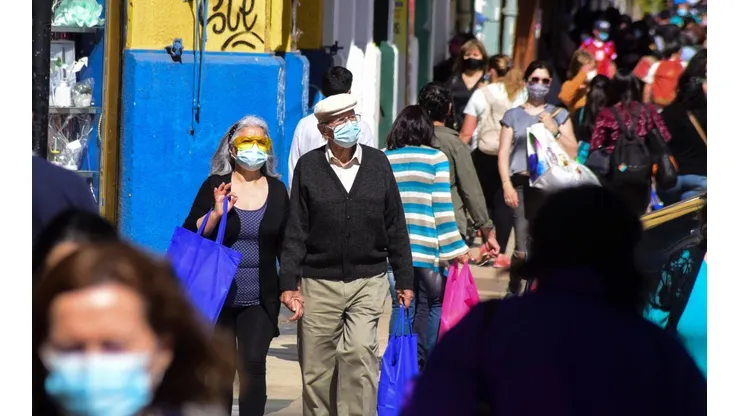 Adultos mayores podrán ir acompañados solo de una persona