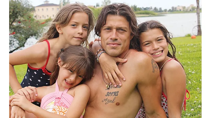 Matías Almeyda junto a sus tres hijas, Sofía, Selena y Azul, en una fotografía capturada precisamente en la ciudad de Azul