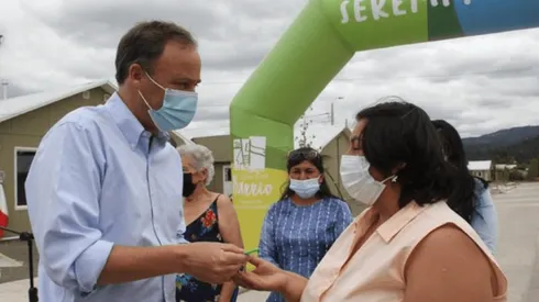 Ministro Ward haciendo entrega de la "casa propia"