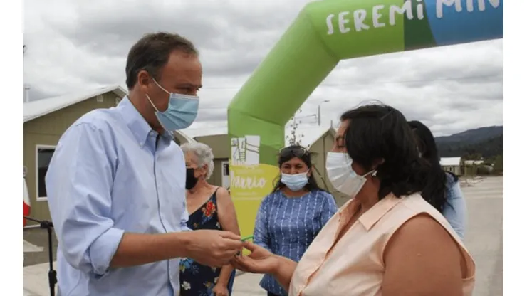 Ministro Ward haciendo entrega de la "casa propia"