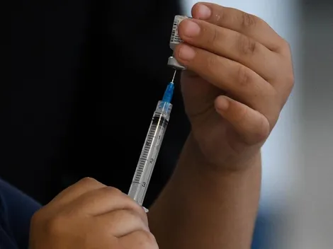 Vacunación en Chile | Conoce dónde deben vacunarse los mayores de 71 años