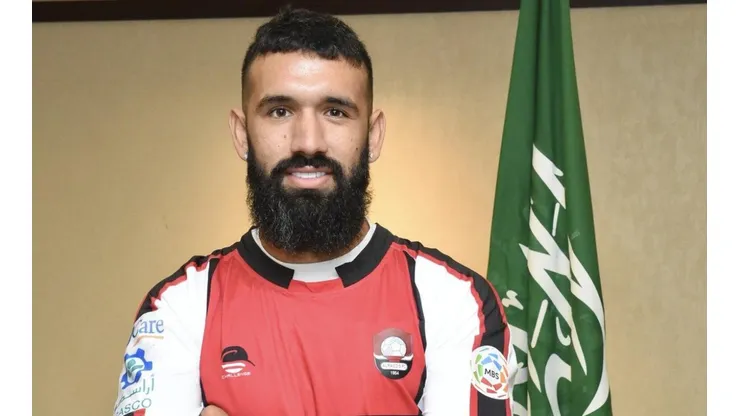 El chileno Ronnie Fernández fue anunciado como refuerzo del Al Raed de Arabia Saudita.