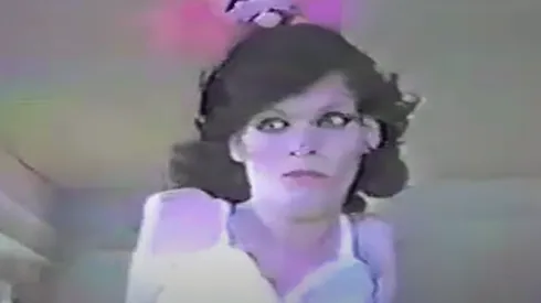 Sandie Crisp en el video de "Obedece a la Morsa".